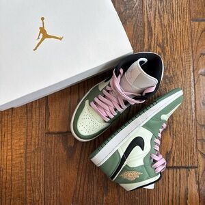 Women’s Air Jordan 1 Mid SE ‘Dutch Green’ GOAT Authentication- size 7.5